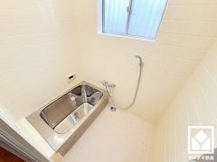 1日の疲れを癒す浴室でゆったりリフレッシュ。小窓が付いているので明るく、こもりがちな湿気もすぐ取り除くことができます。