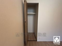 クローゼットは奥行きがあるので、収納力も申し分ありません。