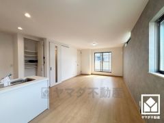 プライバシー・採光に配慮された広々17.7帖の2階リビングが魅力。家族全員がリラックスできる、ゆったりとした快適リビングで温かい団らんの時間を。