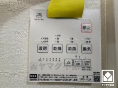 浴室暖房乾燥機付き。真冬の寒い浴室を暖かく、また雨の日の洗濯物の乾燥にと多用途に活躍する機能です。