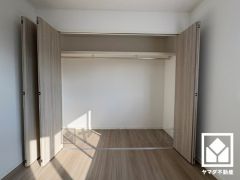 新たに家具を買わなくても良いので、ハンガーパイプ付きのクローゼットは嬉しいですね。