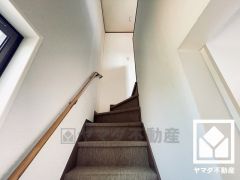 手摺り付きの階段。バリアフリーにも配慮された、家族みんなが過ごしやすい住宅です。