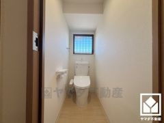 明るく清潔感溢れるトイレです。2連トイレットペーパーホルダーなのでお取替えの手間が軽減できます。