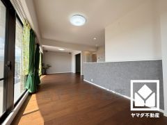 広々22.1帖のLDKが魅力。家族全員がリラックスできる、ゆったりとした快適リビングで温かい団らんの時間を。