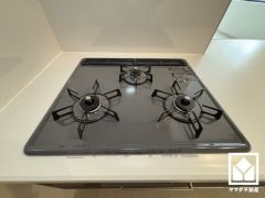 毎日の料理がもっとスムーズに。便利な3口コンロ付きキッチン。