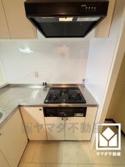 作業動線が最短距離で効率良く動けるL型対面式キッチン。コーナー部分の作業スペースをより広く確保できているのも魅力です。