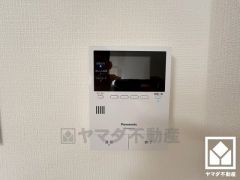 突然の来訪時でも安心なモニター付きインターホンを完備。お留守番中のお子様でも簡単に来訪者の確認ができます。