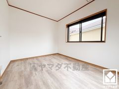 約6帖の2階洋室です。大きな窓からは明るい光が降り注ぎます。柔らかな光が差し込むお部屋で、快適で落ち着いた生活をお送りいただけます。