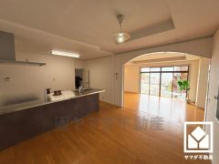 広々22.5帖のLDKが魅力。家族全員がリラックスできる、ゆったりとした快適リビングで温かい団らんの時間を。