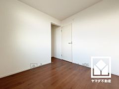 約4.5帖の洋室です。全居室フローリングでお掃除ラクラクです。