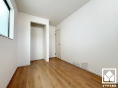 おしゃれなオープンクローゼットで、扉がないため家具の配置もしやすいです。