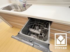 毎日の家事の負担を軽減でき、水道代の節約にもなる食器洗乾燥機付き。