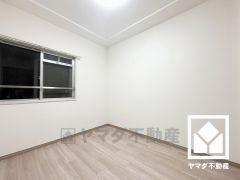 約4.5帖の北側洋室です。日中は大きな窓から明るい光が降り注ぎます。柔らかな光が差し込むお部屋で、快適で落ち着いた生活をお送りいただけます。