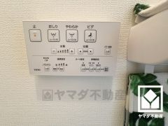 温水洗浄便座付きで、季節を問わずいつでも温かい便座をお使いいただけます。