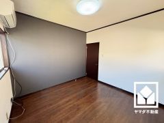 2階東側洋室です。アクセントクロスを取り入れたデザイン性の高い洋室で、リラックスしたひとときを過ごせます。