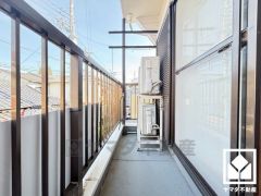 東側バルコニーのため、朝日が気持ちよく入り爽やかな一日を始められます。バルコニーは2階と3階の計2か所ございますので、お洗濯物をたっぷりと干す事ができます。