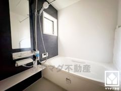 1日の疲れを癒す浴室でゆったりリフレッシュ。小窓が付いているので明るく、こもりがちな湿気もすぐ取り除くことができます。