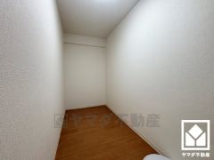 北東側納戸です。季節の荷物や日用品のストックなどもしっかり収納できます。