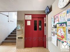 スムーズな移動を叶えるエレベーター。忙しい朝も快適に、ストレスフリーな暮らしをサポート。防犯カメラが設置されておりセキュリティにも配慮されています。