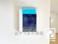 突然の来訪時でも安心なモニター付きインターホンを完備。お留守番中のお子様でも簡単に来訪者の確認ができます。