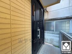 玄関は親子ドアで大きく開くため、ベビーカーや大きな荷物での出入りもしやすい設計です。