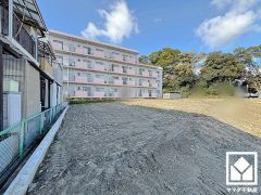 道路を挟んで北西側に緑豊かな「猪名川風致公園」があり、春にはお花見も楽しめます。徒歩圏内に斜面を利用した大きなすべり台がある「西浦公園」もあり、子育て世帯の方にもお勧めです。