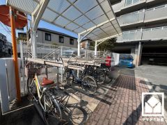 屋根付き駐輪場なので、雨や風、直射日光から自転車を守ることができます。