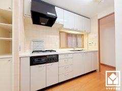 カウンターキッチンなので配膳や片付けがしやすく、お料理中でもお子様の様子が分かって安心です。