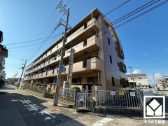 陽光に映える美しい外観。街並みに馴染みながらも、ひときわ目を引く存在感。