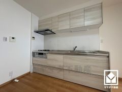 キッチンは空間を有効活用できる壁付けタイプ。キッチン収納の多さもお料理を楽にしてくれるポイントです。