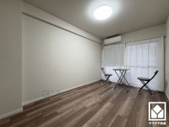 約5.6帖の洋室です。バルコニーにつながるお部屋で、通風・陽当たり良好。新品エアコン設置済みのお部屋となっております。