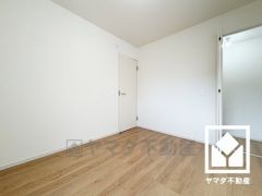 大きなクローゼット付きの洋室で整理整頓しやすいです。