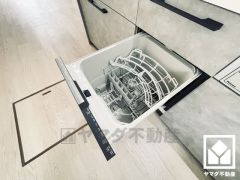 毎日の家事の負担を軽減でき、水道代の節約にもなる食器洗乾燥機付き。