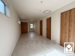 間仕切り壁を設置して将来の家族構成の変化に対応可能な2WAYの出入口が用意されたお部屋です。間仕切り壁の設置は有償となります。約6帖の洋室2室へお部屋を分けた後も、収納と2面採光を確保できる構造です。