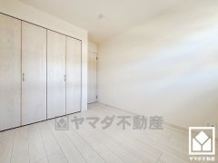 約5帖の2階洋室です。全居室にクローゼットがございますので、お部屋の広さを最大限に活用できます。