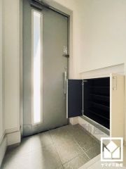 玄関にはシューズボックスを完備。家族の靴もしっかり収納できるので、玄関がいつも片付き、気持ちよくお客様を迎えられます。