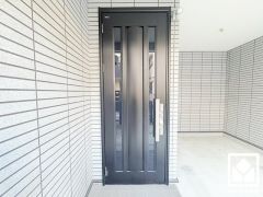 ドアのスリット窓から光が差し込み、外出時にも帰宅時にも、明るい気持ちになれる玄関です。