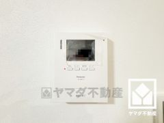 突然の来訪時でも安心なモニター付きインターホンを完備。お留守番中のお子様でも簡単に来訪者の確認ができます。