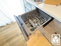 毎日の家事の負担を軽減でき、水道代の節約にもなる食器洗乾燥機付き。