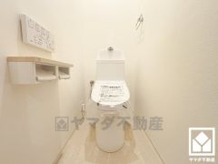 明るく清潔感溢れるトイレです。2連トイレットペーパーホルダーなのでお取替えの手間が軽減できます。