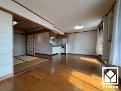 和室は角に柱がないL字コーナーの襖なので、開放感のある広々17.5帖のリビングとして一体利用も可能です。