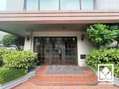 緑に囲まれたエントランスが、都会の喧騒を忘れさせる。自然と調和する、美しい迎賓空間。