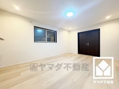 プライバシー・採光に配慮された2階リビングです。自然光を取り込む、開放感あふれる暮らし。隅々まで光が降り注ぎ、明るく心地の良い空間。