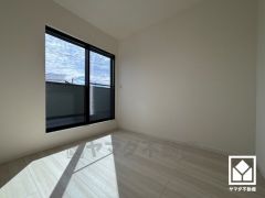 約4.5帖の洋室です。全居室バルコニーに繋がるお部屋となっております。風通しが良く、明るい陽光がたっぷり差し込む心地よい生活空間です。