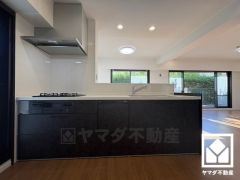 使いやすさとデザイン性を両立。落ち着いたモノトーンテイストが魅力のシステムキッチンです。