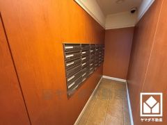 集合ポストがございます。防犯カメラが設置されており、セキュリティ対策がしっかり施されています。