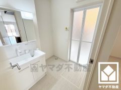 小さなお子様のお風呂上りもこのスペースがあればゆったりとして頂けます。