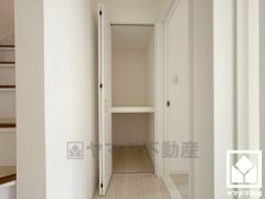 廊下にも収納があり、住空間を広々お使いいただけます。