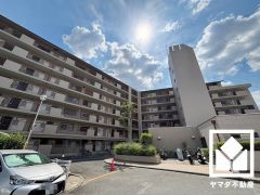 小学校徒歩10分圏内で低学年のお子様も安心して通学していただけます。
