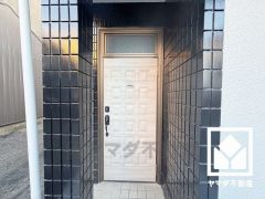 欄間から光が差し込み、外出時にも帰宅時にも、明るい気持ちになれる玄関です。